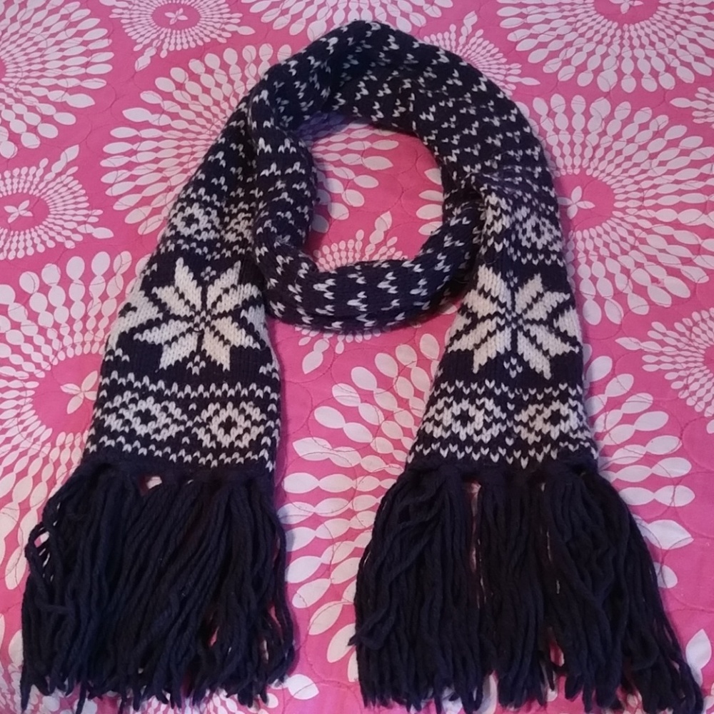 Aerie scarf